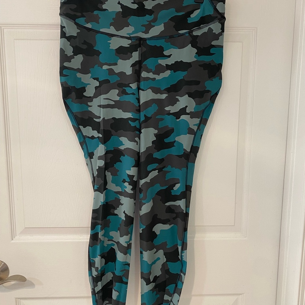 Lululemon Base Pace Size 14 Camouflage Leggings in Teal and Gray